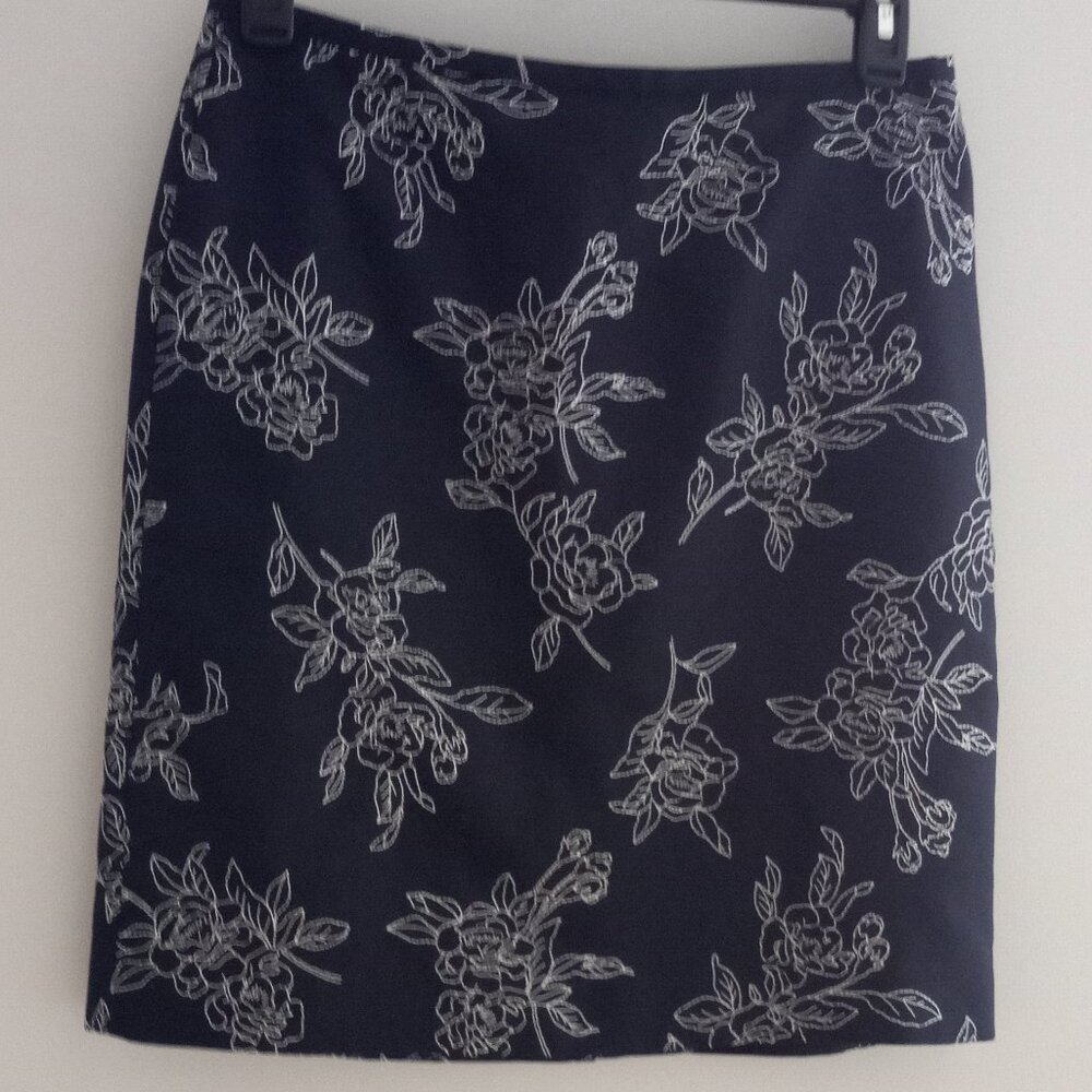 'ANN TAYLOR PETITES' Navy with White Embroidered Floral Skirt Size 12P Lined EUC